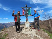 01 Alla croce di vetta del Pizzo Rabbioso (1132 m)